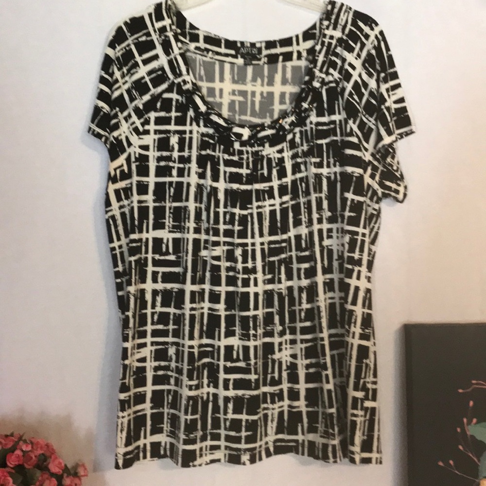 Geometric Pattern Top. Short Sleeve.